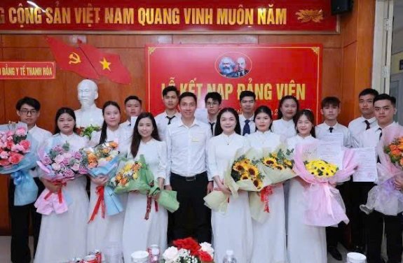 LỄ KẾT NẠP ĐẢNG VIÊN MỚI CHO 30 SINH VIÊN ƯU TÚ TẠI TRƯỜNG CAO ĐẲNG Y TẾ THANH HÓA